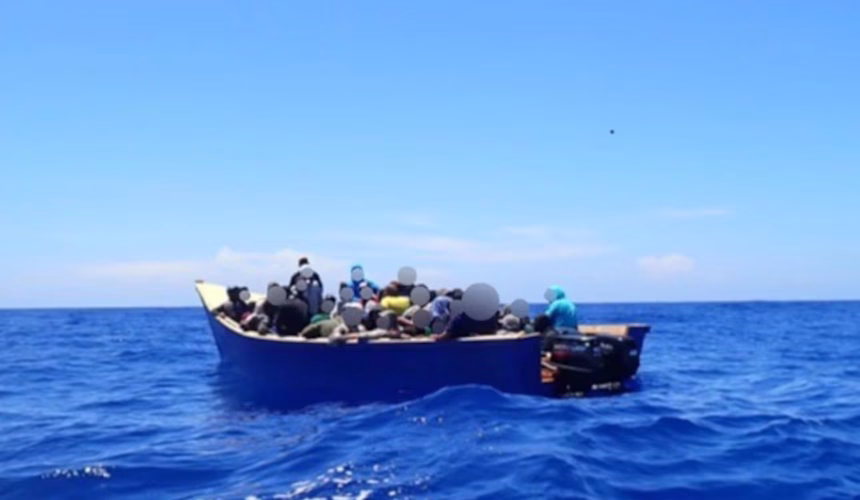 Interceptan embarcación con 48 dominicanos, 16 haitianos y dos rumanos en viaje ilegal a PR