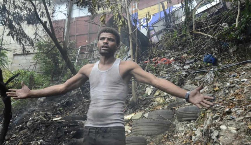 Incendio destruye a cuatro viviendas en Santiago