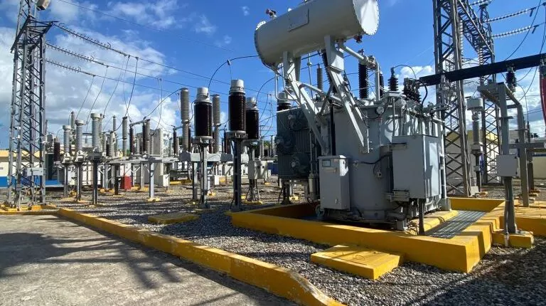 Falla en línea eléctrica deja sin energía a Monte Plata y comunidades vecinas