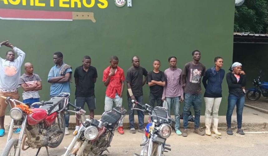 Arrestan 11 haitianos indocumentados y ocupan tres motocicletas en Mao