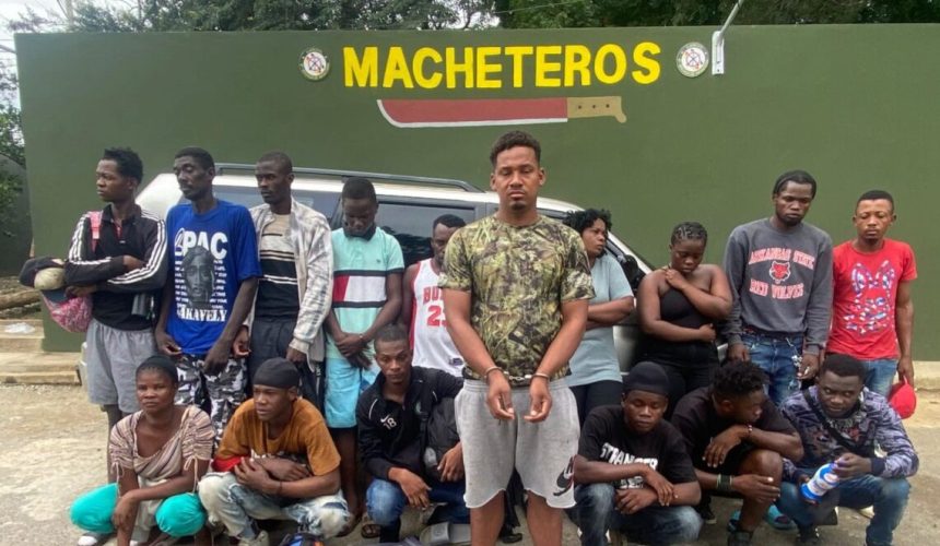 Arrestan dominicano transportando 16 haitianos indocumentado en Valverde