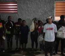 Arrestan joven dominicano transportando 17 haitianos indocumentados en Mao