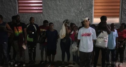 Arrestan joven dominicano transportando 17 haitianos indocumentados en Mao