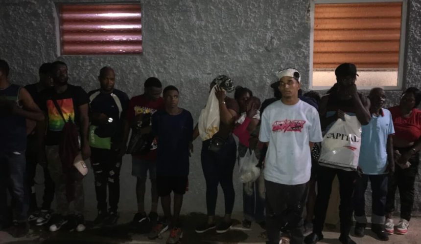 Arrestan joven dominicano transportando 17 haitianos indocumentados en Mao