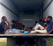 Detienen 24 haitianos indocumentados ocultos en furgón de camión en Montecristi