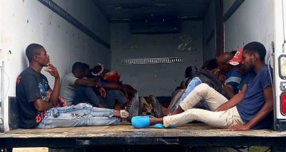 Detienen 24 haitianos indocumentados ocultos en furgón de camión en Montecristi