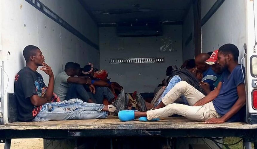 Detienen 24 haitianos indocumentados ocultos en furgón de camión en Montecristi