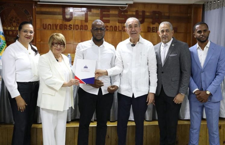 MESCyT otorga 117 becas nacionales a estudiantes de Universidad Tecnológica del Sur (UTESUR), en Azua