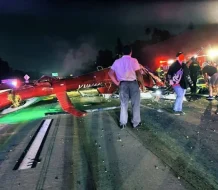 Helicóptero médico cae en autopista de California; hay tres heridos graves