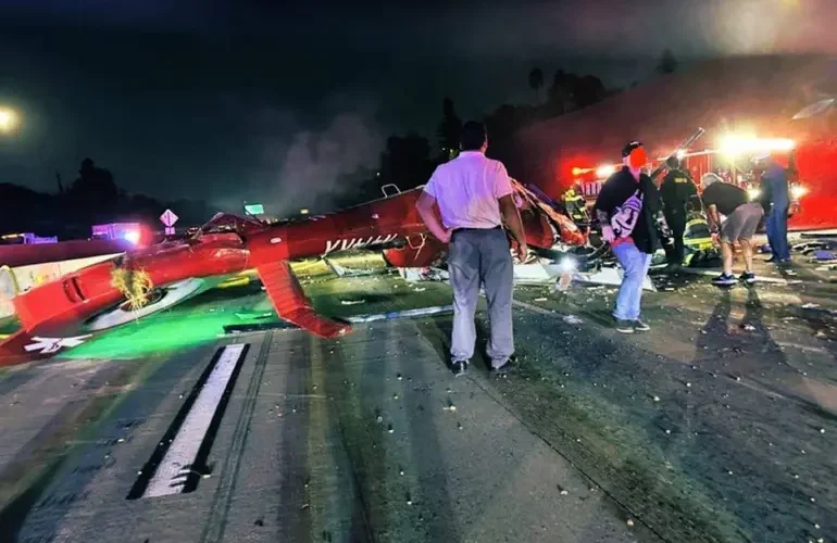 Helicóptero médico cae en autopista de California; hay tres heridos graves