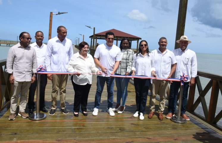 Ministro Collado entrega reconstruido muelle turístico de Miches
