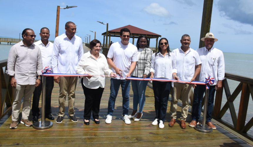 Ministro Collado entrega reconstruido muelle turístico de Miches