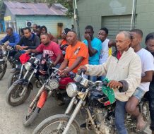 Detienen cinco motociclistas transportando 10 haitianos indocumentados en Montecristi