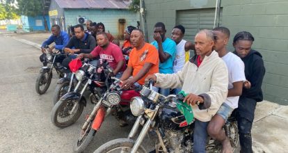 Detienen cinco motociclistas transportando 10 haitianos indocumentados en Montecristi