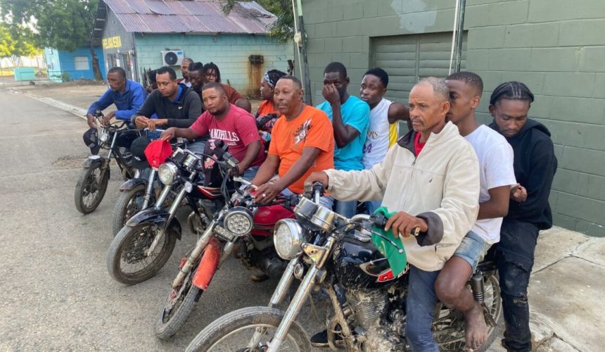 Detienen cinco motociclistas transportando 10 haitianos indocumentados en Montecristi