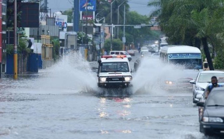 Continuarán los aguaceros; alerta para 12 provincias por inundaciones