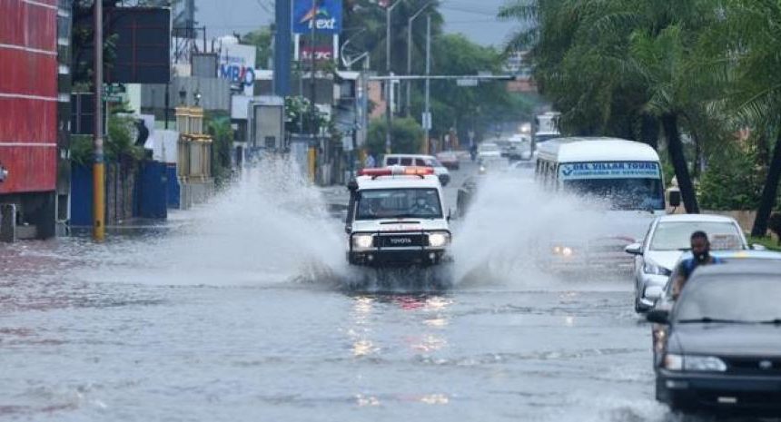 Continuarán los aguaceros; alerta para 12 provincias por inundaciones