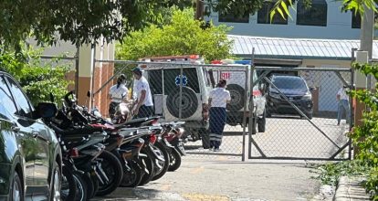 Al menos 14 estudiantes se desmayan en liceo de Barahona por presunta inhalación de químico
