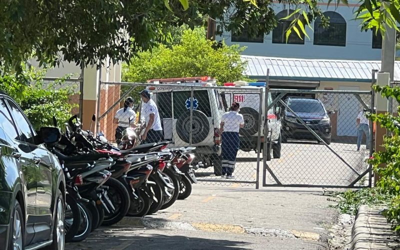 Al menos 14 estudiantes se desmayan en liceo de Barahona por presunta inhalación de químico