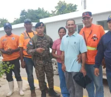 Rescatan con vida a pescador que llevaba desaparecido tres días en Pedernales