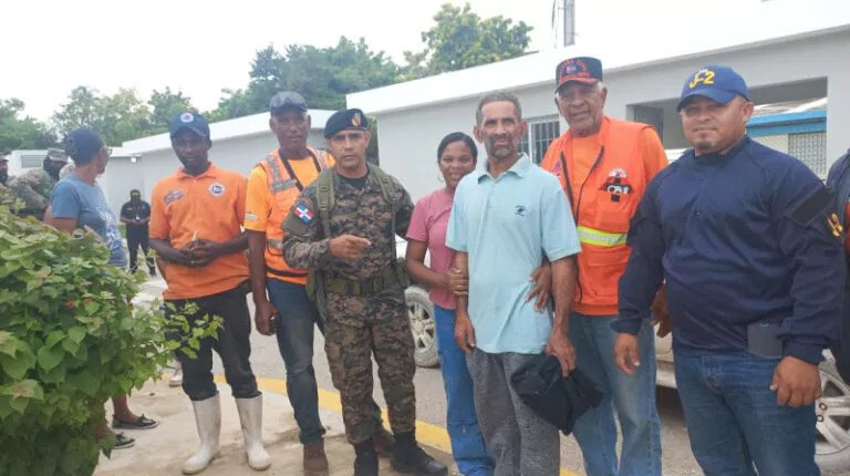 Rescatan con vida a pescador que llevaba desaparecido tres días en Pedernales