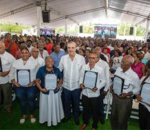 Presidente Abinader entrega 3,100 títulos de propiedad, de un total de 5,636, a familias en Palmarejo-Villa Linda
