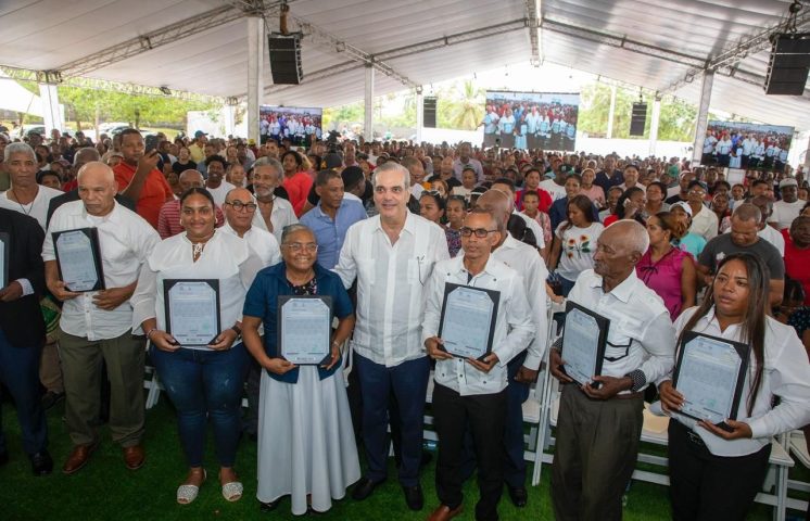 Presidente Abinader entrega 3,100 títulos de propiedad, de un total de 5,636, a familias en Palmarejo-Villa Linda