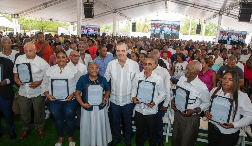 Presidente Abinader entrega 3,100 títulos de propiedad, de un total de 5,636, a familias en Palmarejo-Villa Linda