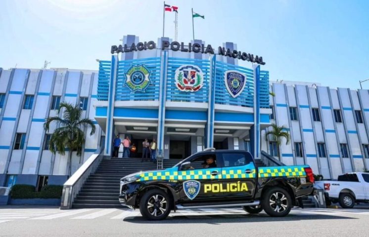 Policía Nacional persigue a hombre acusado de lanzar desde un tercer nivel a una menor de 15 años en SDO