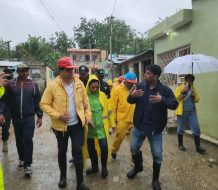 Dío Astacio y su equipo se mantienen recorriendo los sectores del municipio ante el paso de la tormenta Melissa