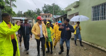 Dío Astacio y su equipo se mantienen recorriendo los sectores del municipio ante el paso de la tormenta Melissa