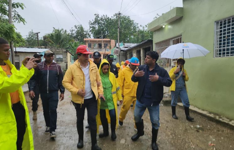 Dío Astacio y su equipo se mantienen recorriendo los sectores del municipio ante el paso de la tormenta Melissa