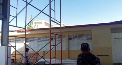 Obrero cae de plataforma durante trabajos de ampliación en escuela en Dajabón