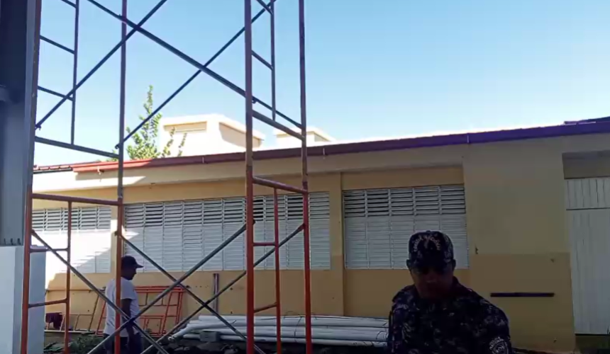 Obrero cae de plataforma durante trabajos de ampliación en escuela en Dajabón