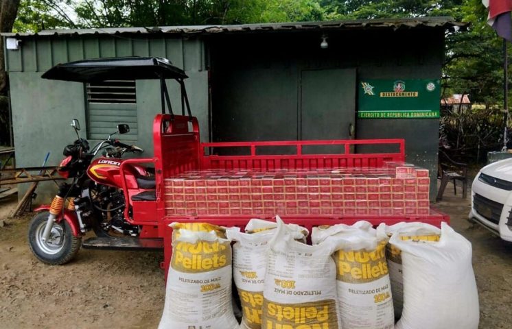 Ocupan casi 100 mil cigarrillos de contrabando ocultos en sacos de alimentos en Dajabón