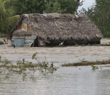 Cuba sigue evacuando damnificados dos días después del paso del huracán Melissa