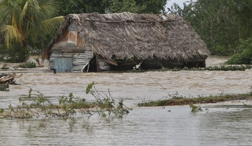 Cuba sigue evacuando damnificados dos días después del paso del huracán Melissa