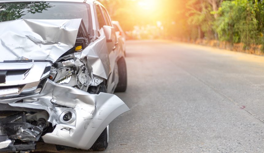 Dos muertos y varios heridos tras conductor de automóvil impactar motocicletas en Higüey