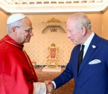 Papa León XIV y rey Carlos III rezan juntos en la Capilla Sixtina