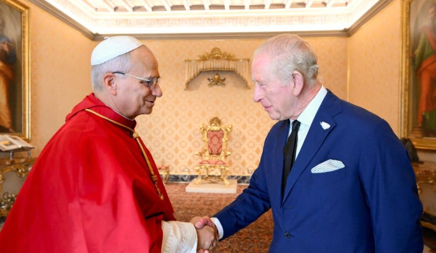 Papa León XIV y rey Carlos III rezan juntos en la Capilla Sixtina