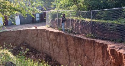 Colapso de calle por lluvias deja incomunicado en Santiago
