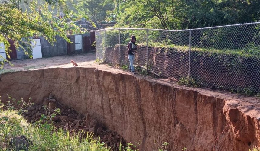 Colapso de calle por lluvias deja incomunicado en Santiago