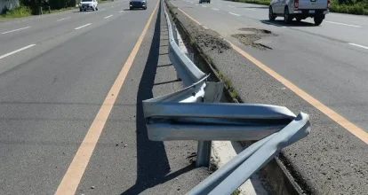 Guagua se vuelca en la autopista 6 de Noviembre tras deslizarse por lluvias