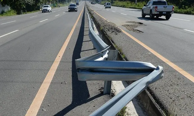 Guagua se vuelca en la autopista 6 de Noviembre tras deslizarse por lluvias