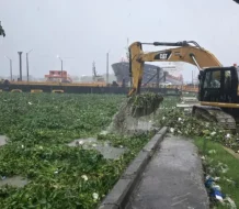 MOPC cierra provisionalmente el Puente Flotante por acumulación de materiales en el río Ozama