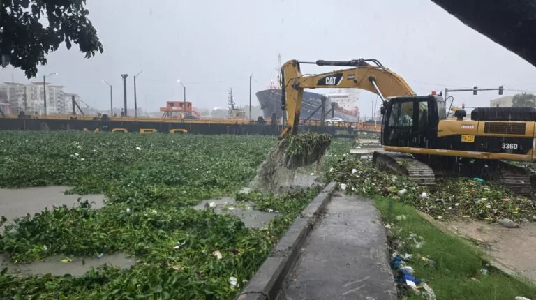 MOPC cierra provisionalmente el Puente Flotante por acumulación de materiales en el río Ozama