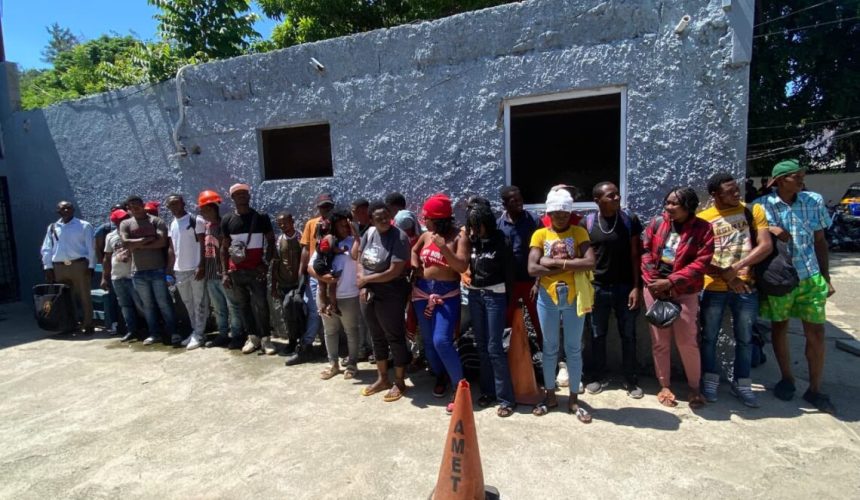 Arrestan 25 haitianos indocumentados que se desplazaban en autobús en Puerto Plata
