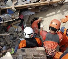 Rescatistas siguen búsqueda tras derrumbe de internado en Indonesia, con 91 desaparecidos