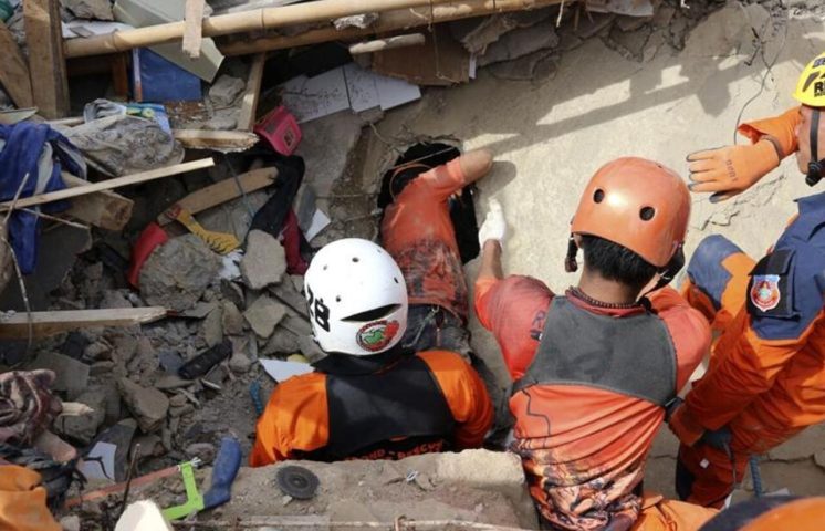 Rescatistas siguen búsqueda tras derrumbe de internado en Indonesia, con 91 desaparecidos