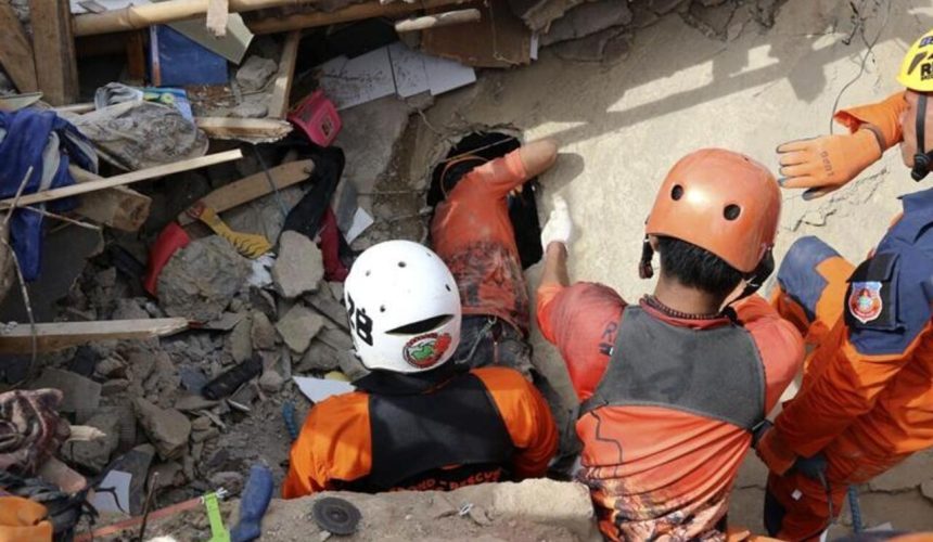 Rescatistas siguen búsqueda tras derrumbe de internado en Indonesia, con 91 desaparecidos